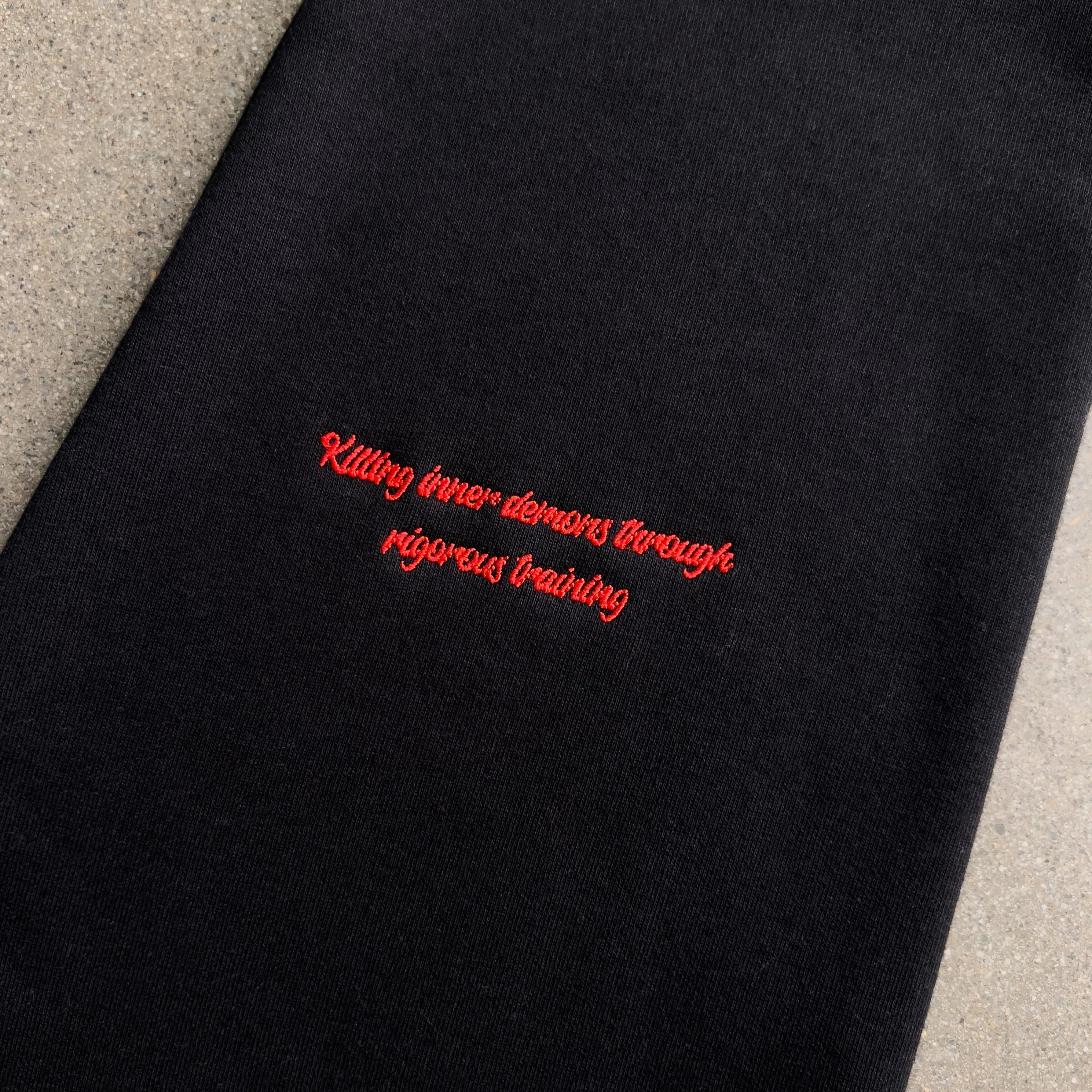 OVERSIZED LUX OUTSEAM CREW NECK - BLACK / RED - Image 4