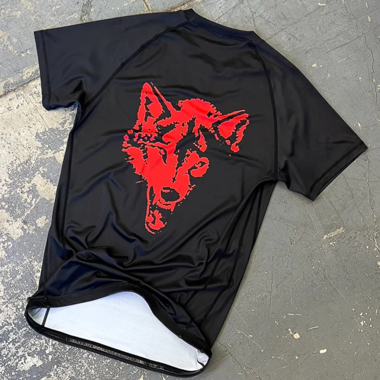 LONE WOLF SHORT SLEEVE RASH GUARD - BLACK / RED - Image 3