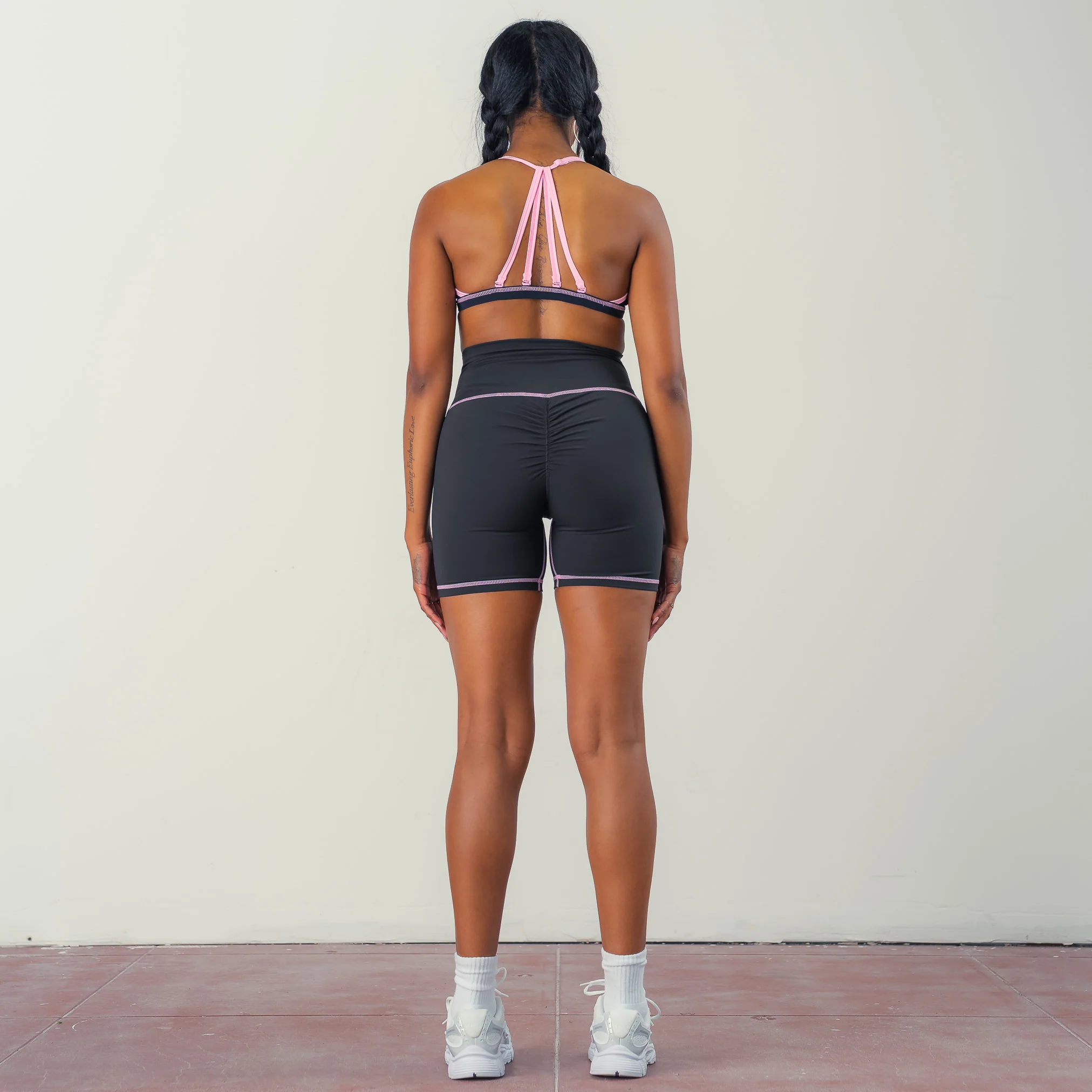 OUTSEAM SCRUNCH BIKER SHORTS - BLACK / PINK - Image 2