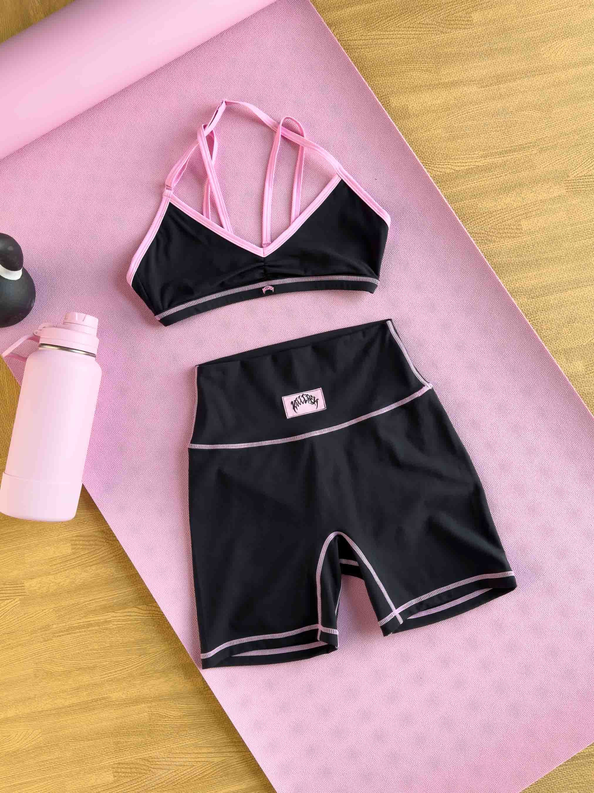 OUTSEAM SCRUNCH BIKER SHORTS - BLACK / PINK - Image 4
