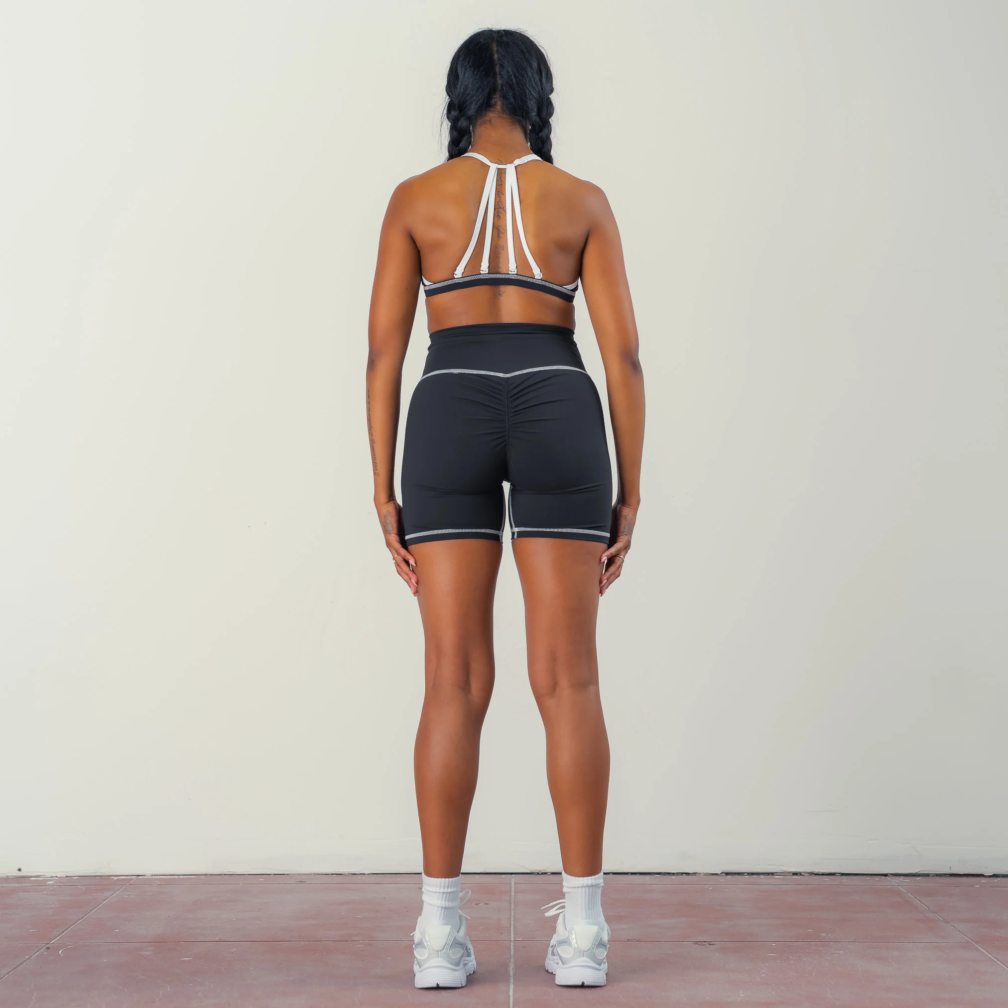 OUTSEAM SCRUNCH BIKER SHORTS - BLACK / WHITE - Image 2
