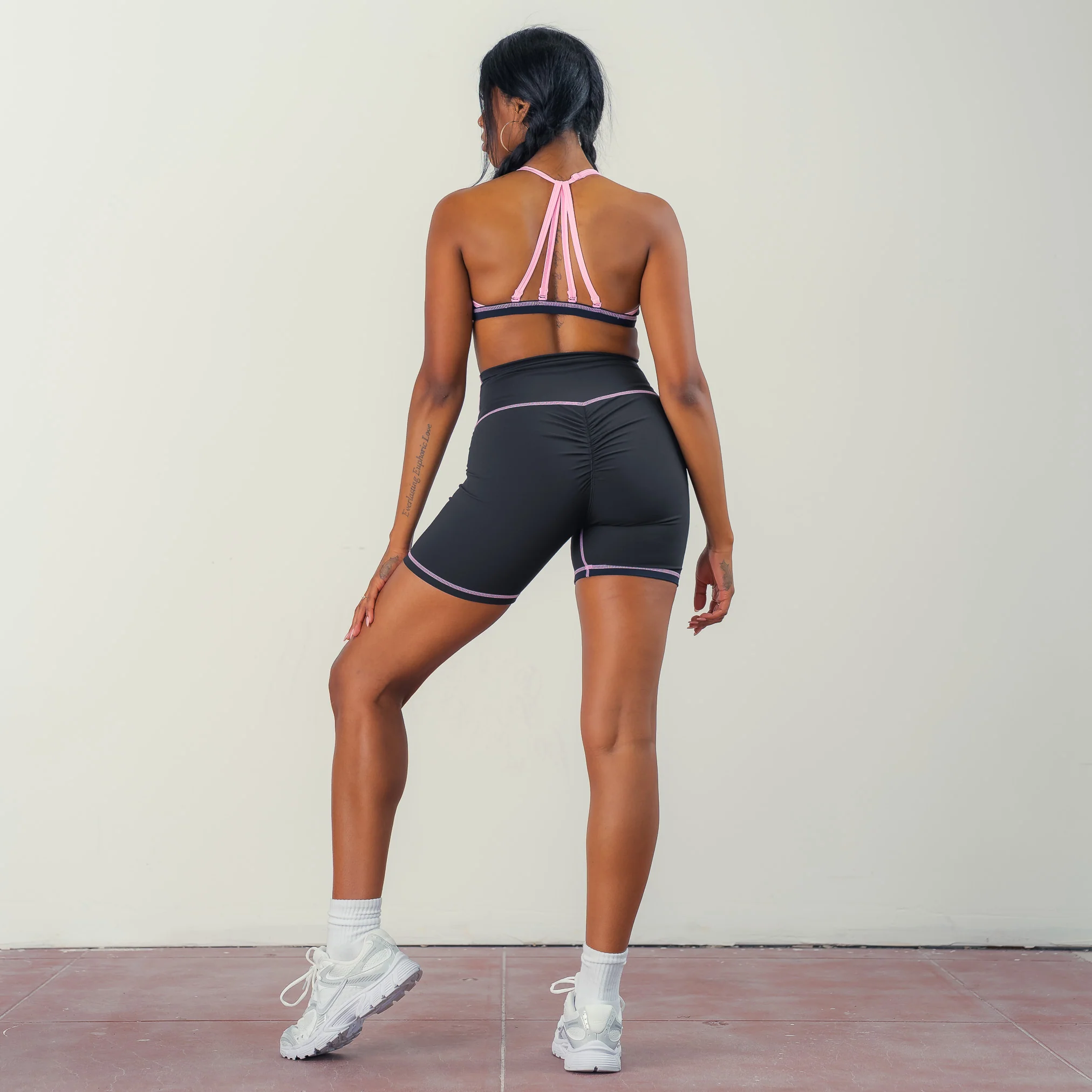 OUTSEAM SPORTS BRA - BLACK / PINK - Image 3