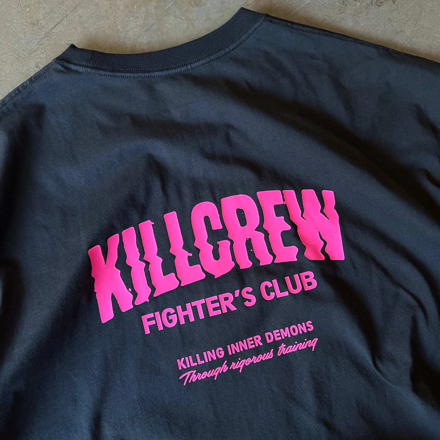 RELAXED FIT RIGOROUS TRAINING T-SHIRT - BLACK / PINK - Image 4