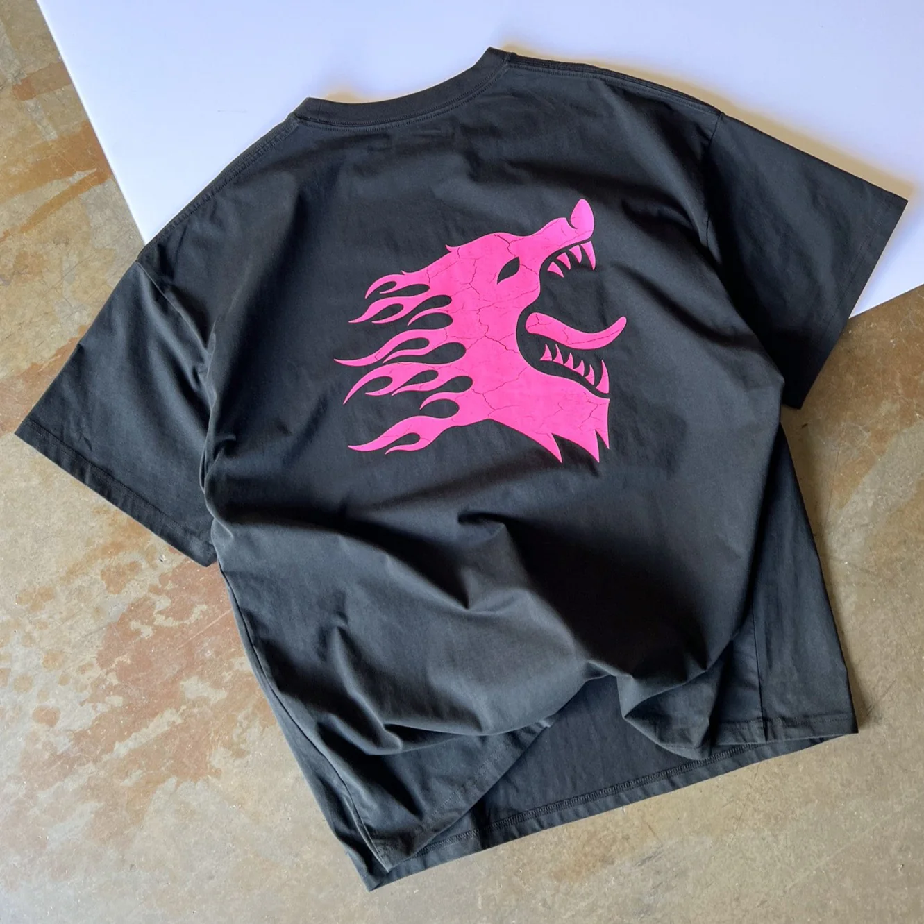 OVERSIZED WAR WOLF T-SHIRT - BLACK / PINK - Image 3