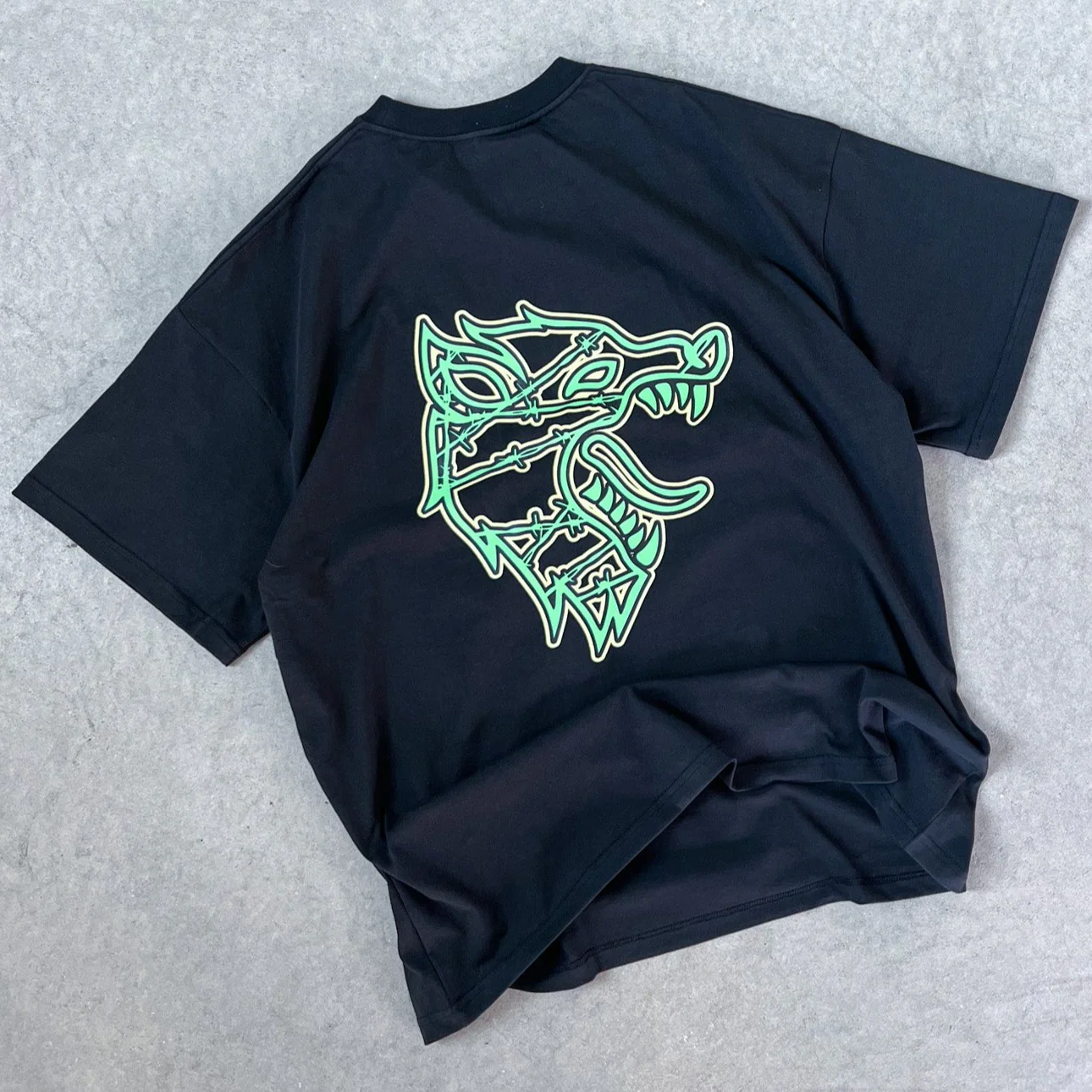 OVERSIZED WOLF T-SHIRT - BLACK / GREEN - Image 4