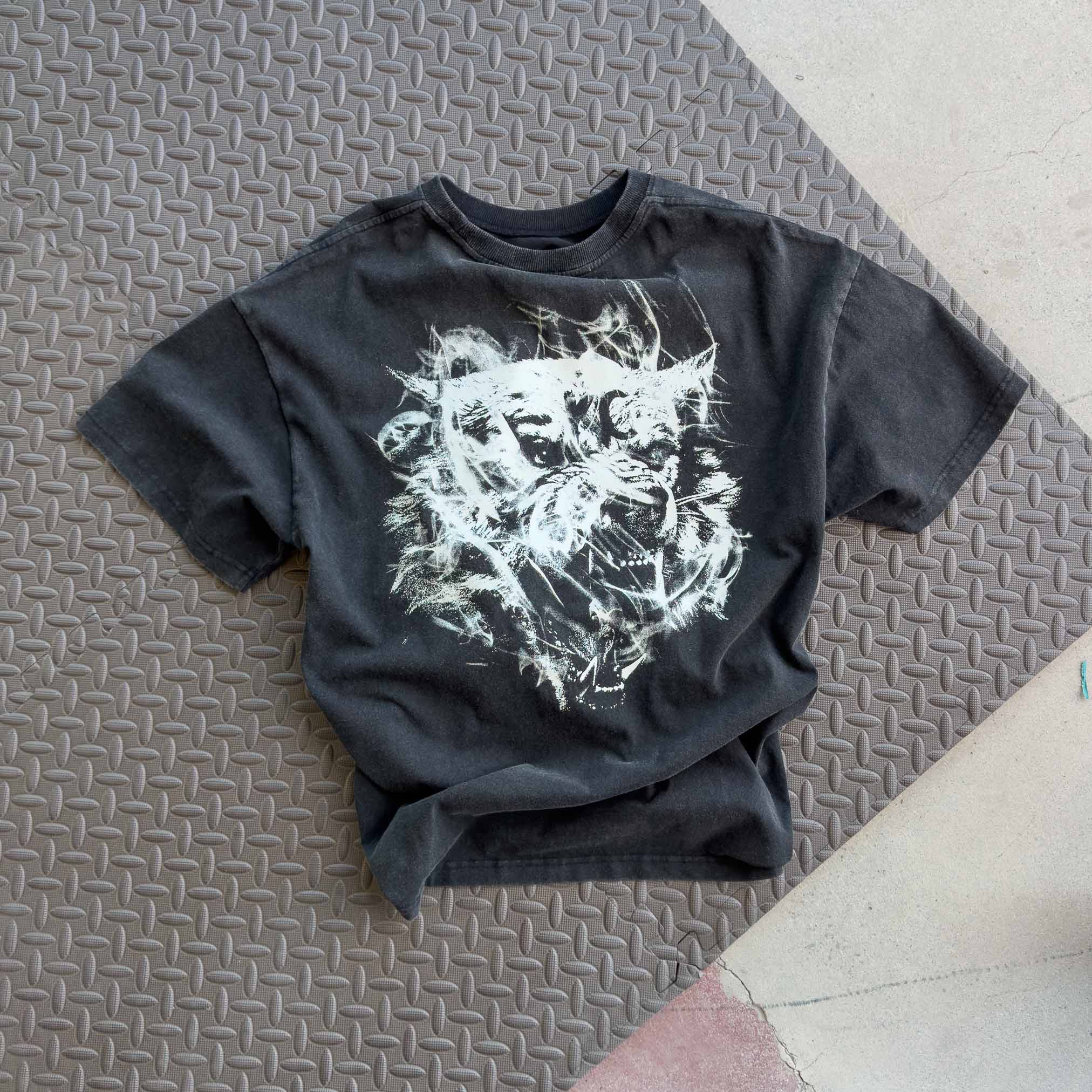 RELAXED FIT LUX SMOKE WOLF T-SHIRT - BLACK - Image 4