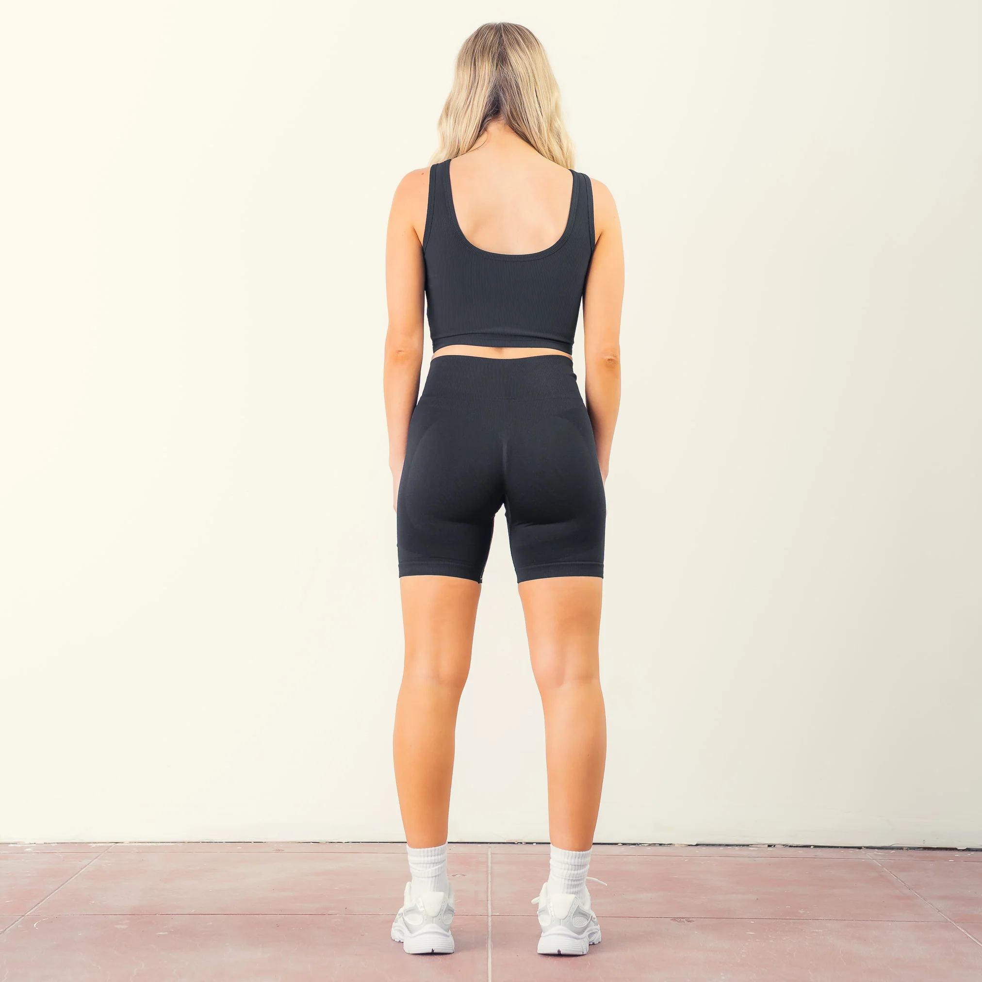RIBBED STRETCH CROPPED TANK - BLACK / WHITE - Image 4