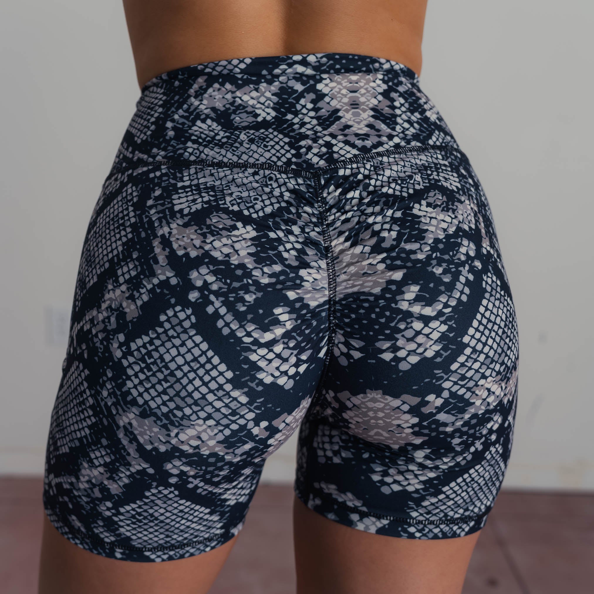 SCRUNCH BIKER SHORTS - PYTHON - Image 2