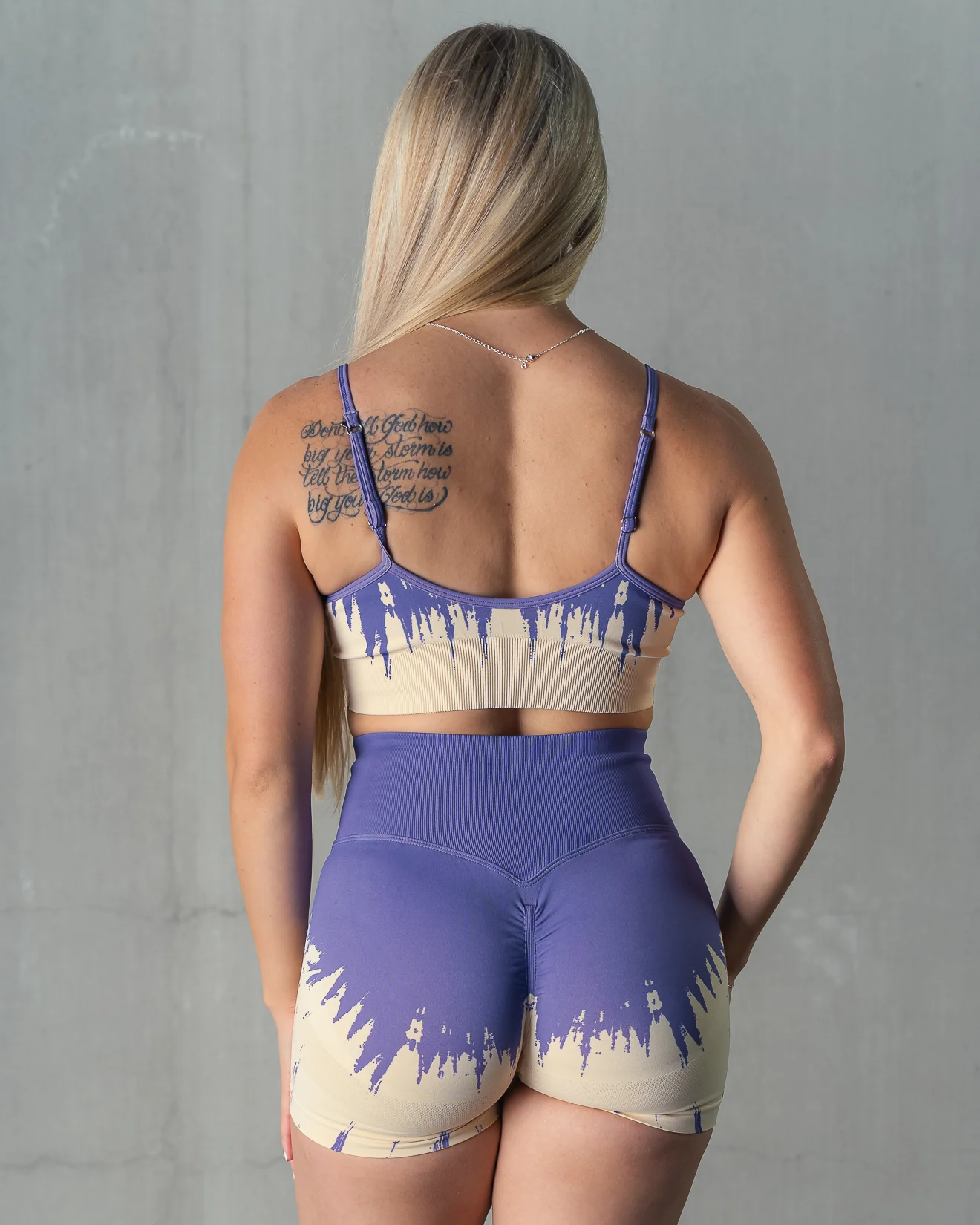 SEAMLESS SHATTER BIKER SHORTS - LILAC / CREAM - Image 3