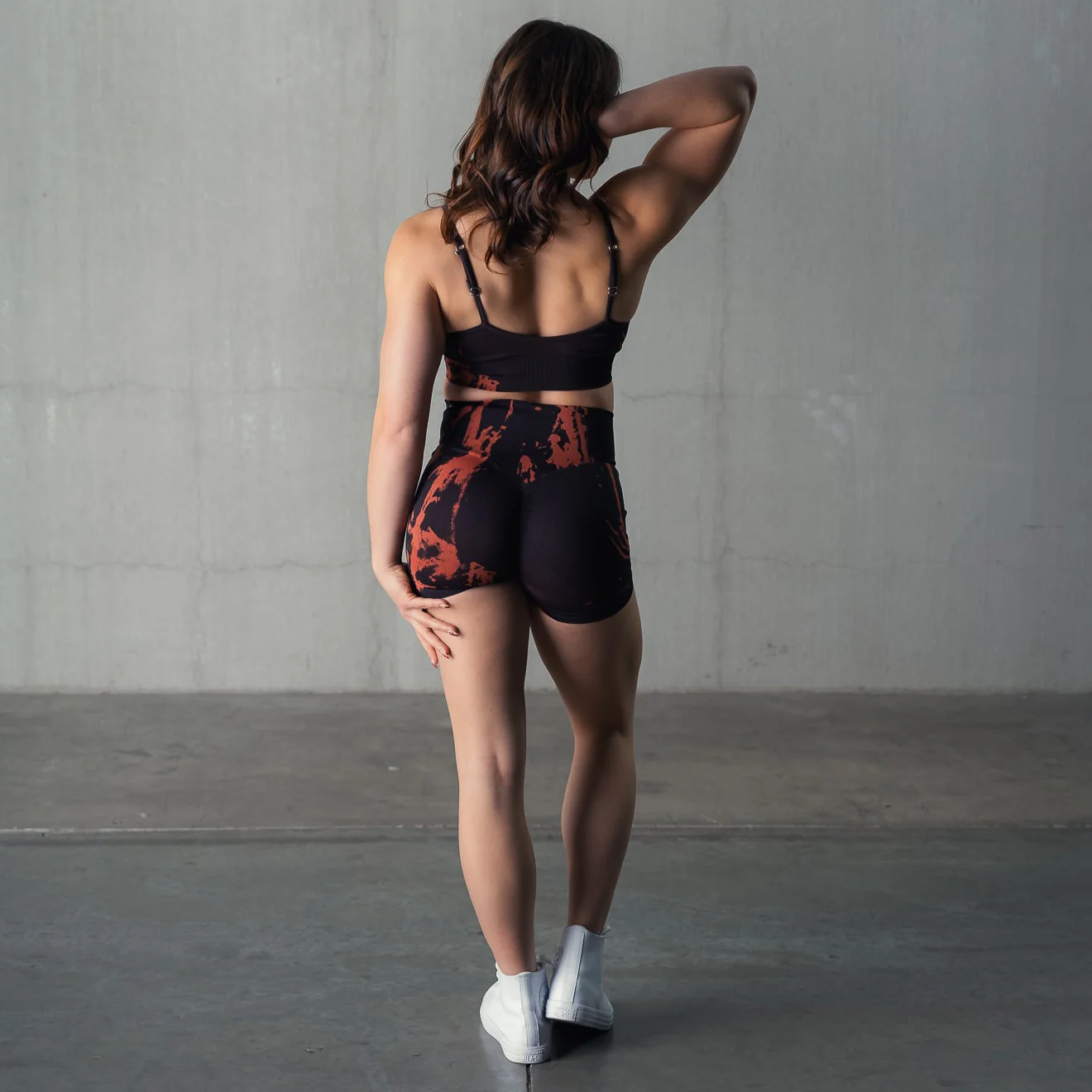 SEAMLESS SPLATTER BIKER SHORTS - BLACK / RED - Image 3