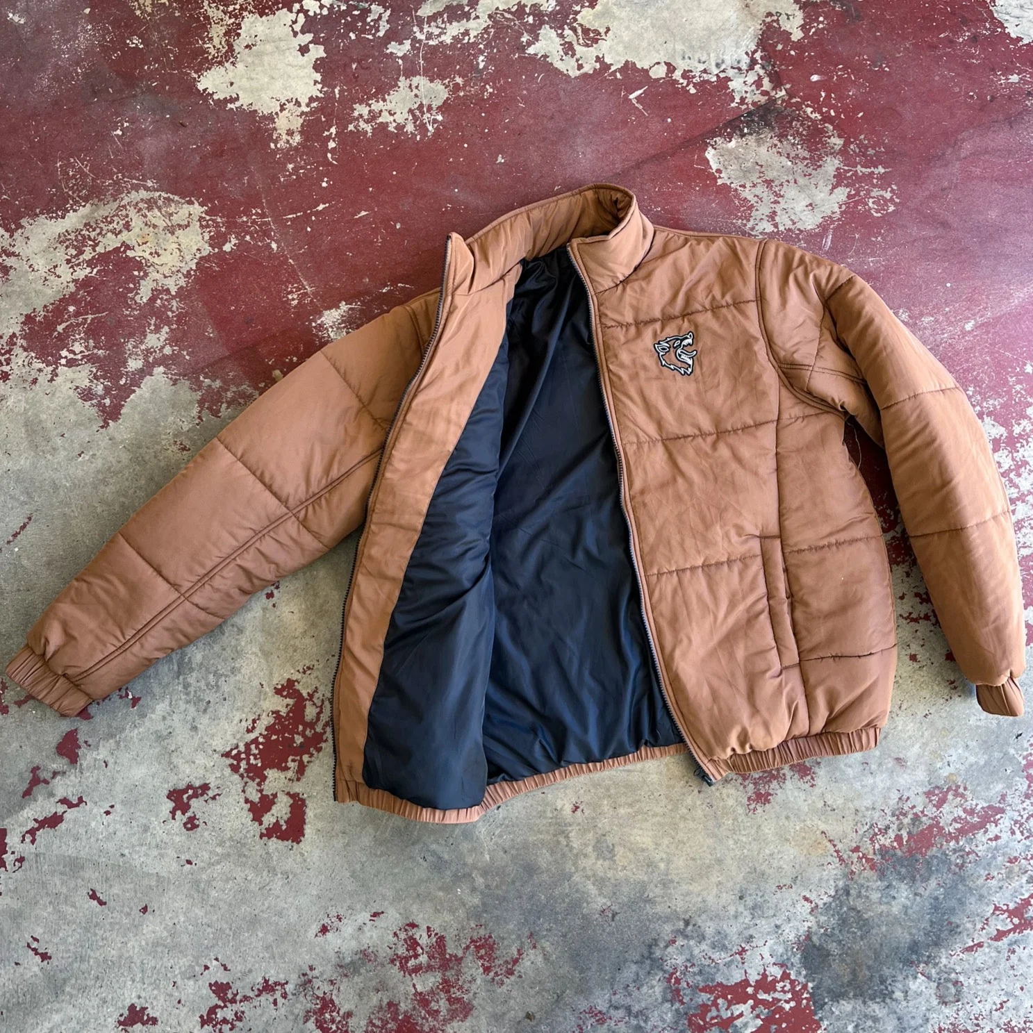 WOLF PUFFER JACKET - BROWN / WHITE - Image 2